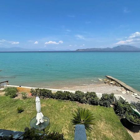 Stunning Beachfront Apartment Stratos Nerántza Eksteriør bilde