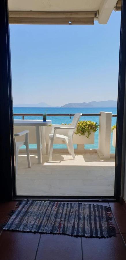 Stunning Beachfront Apartment Stratos Nerántza Eksteriør bilde