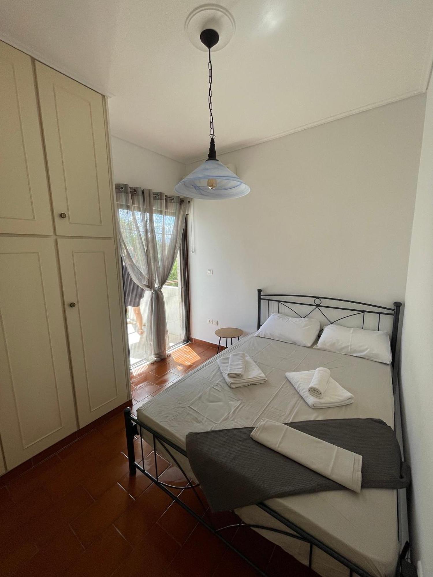 Stunning Beachfront Apartment Stratos Nerántza Eksteriør bilde