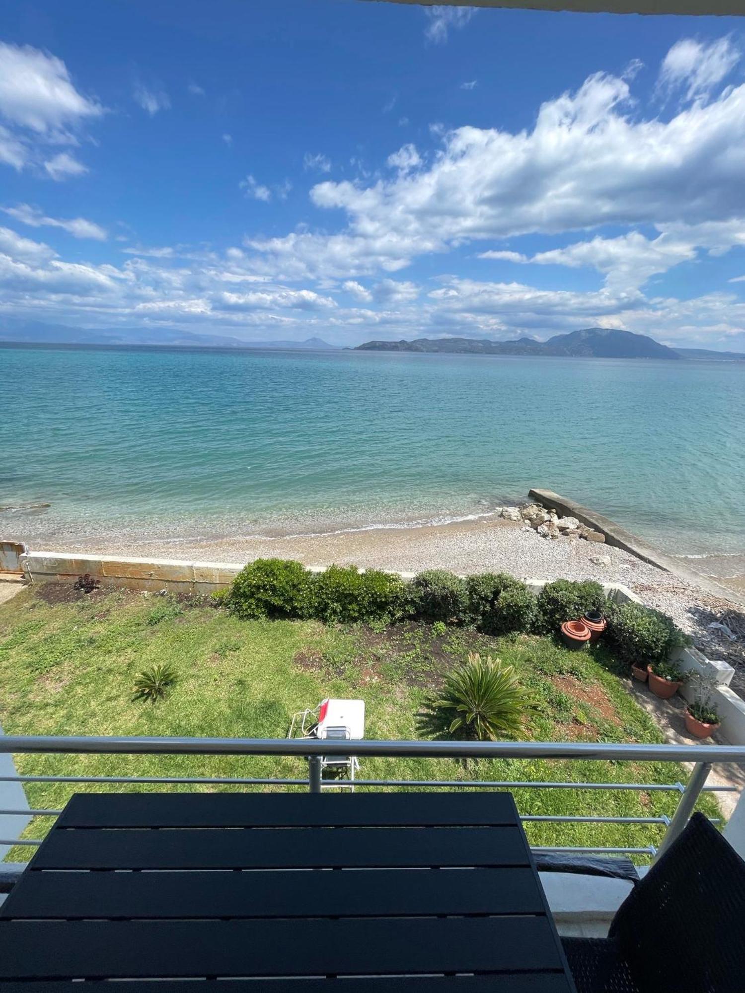 Stunning Beachfront Apartment Stratos Nerántza Eksteriør bilde