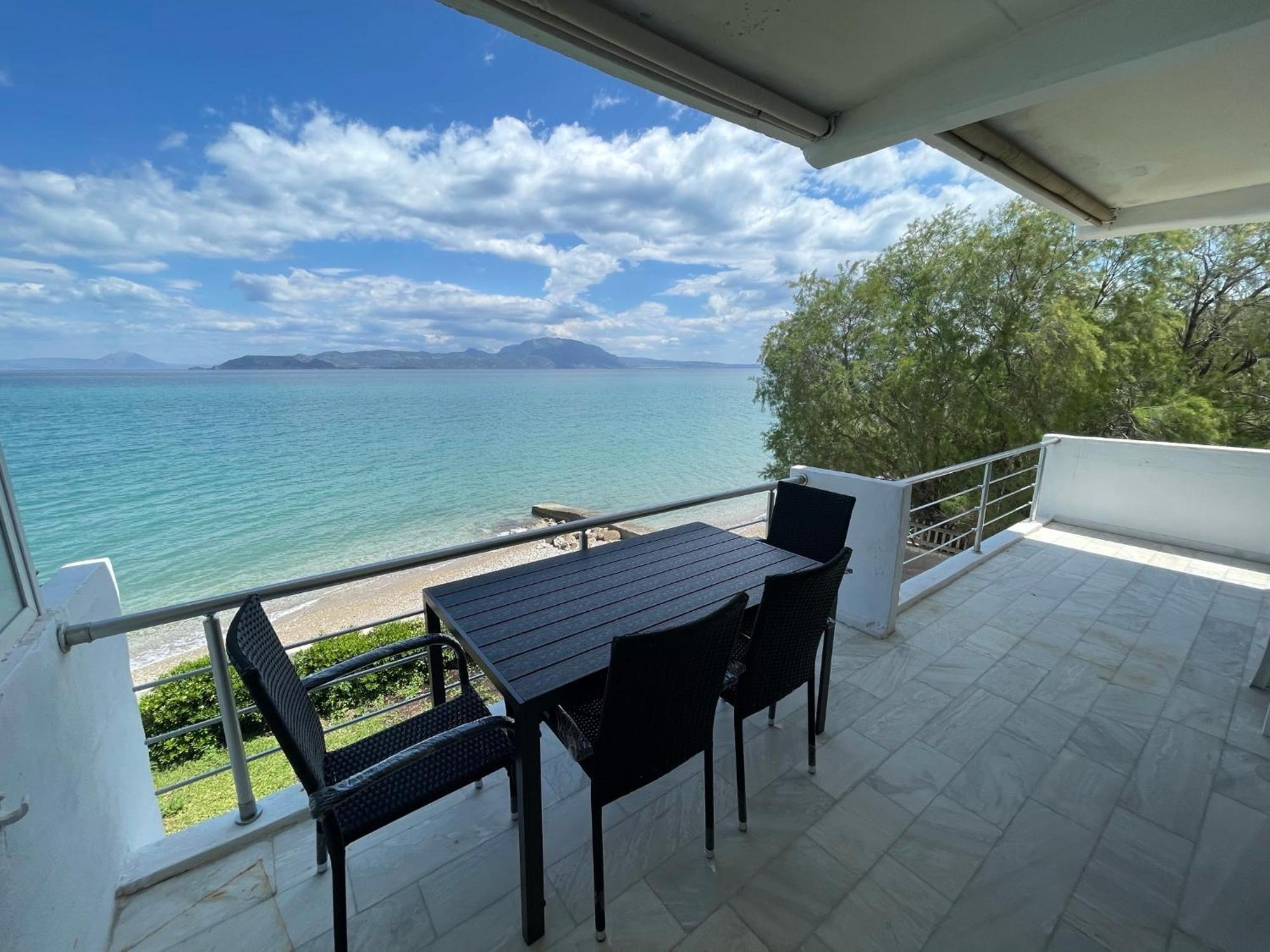 Stunning Beachfront Apartment Stratos Nerántza Eksteriør bilde